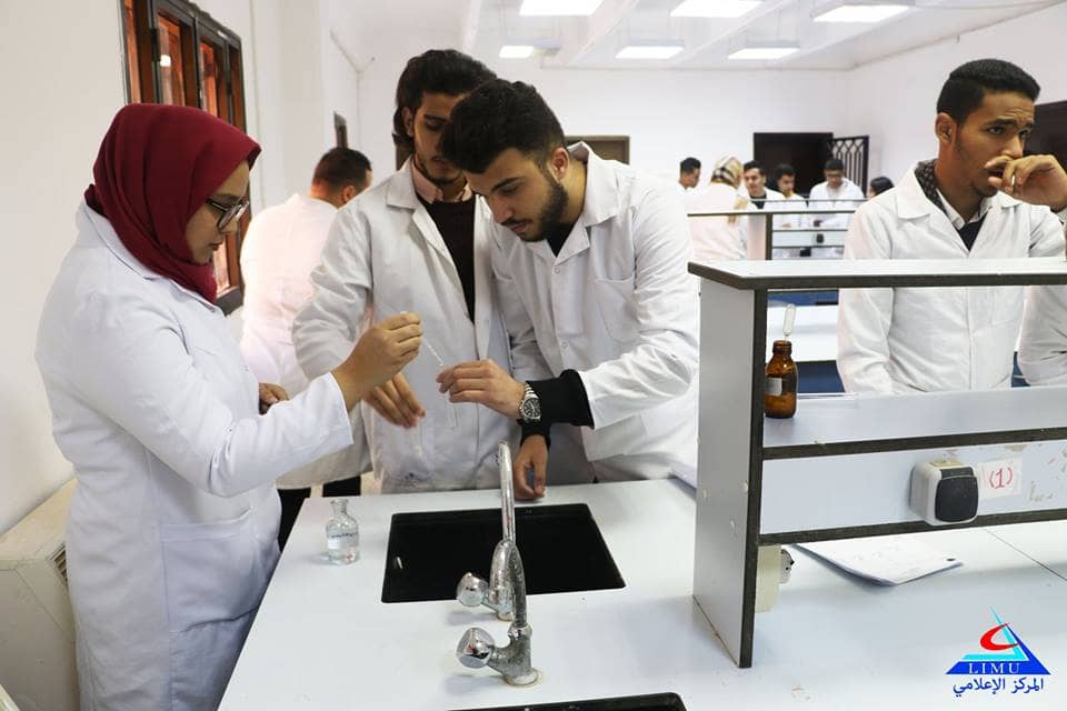 First year BMS students in the Biochemistry Laboratory